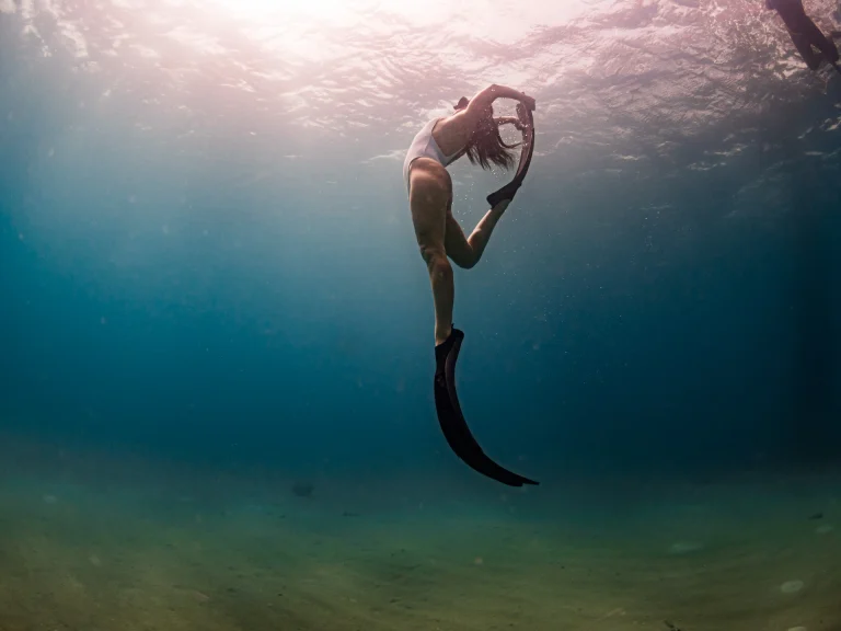 תמונה ראשית למאמר מה זה צלילה חופשית ? צוללת חופשייה במים
