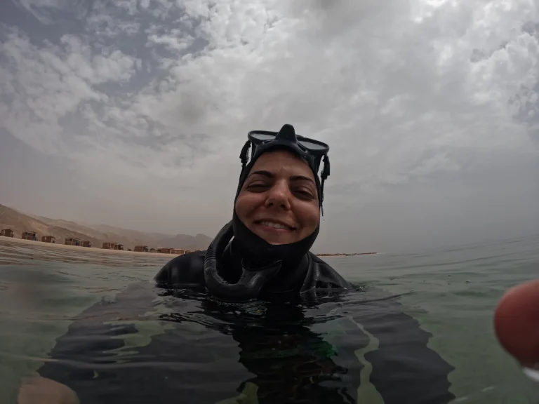 צוללת חופשית אחרי סשן צלילה בסיני