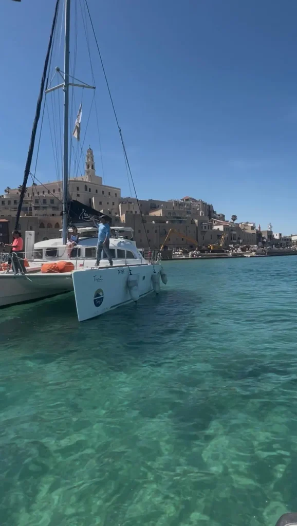 קורס צלילה חופשית לסקיפרים סירה מפליגה בנמל יפו