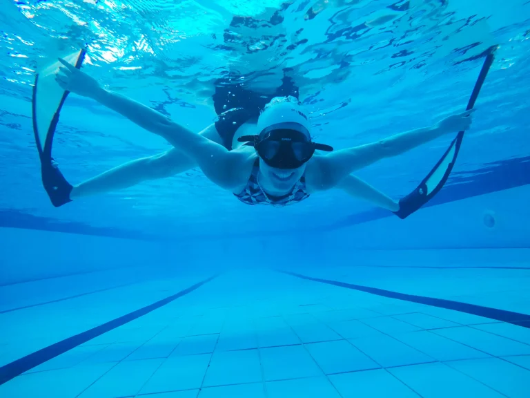 קורס שחייה באילת שחיינית לומדת לצלול